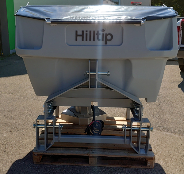 Preview: HILLTIP Kombistreuer IceStriker 600TR mit 630 Liter Volumen an John Deere Traktor
