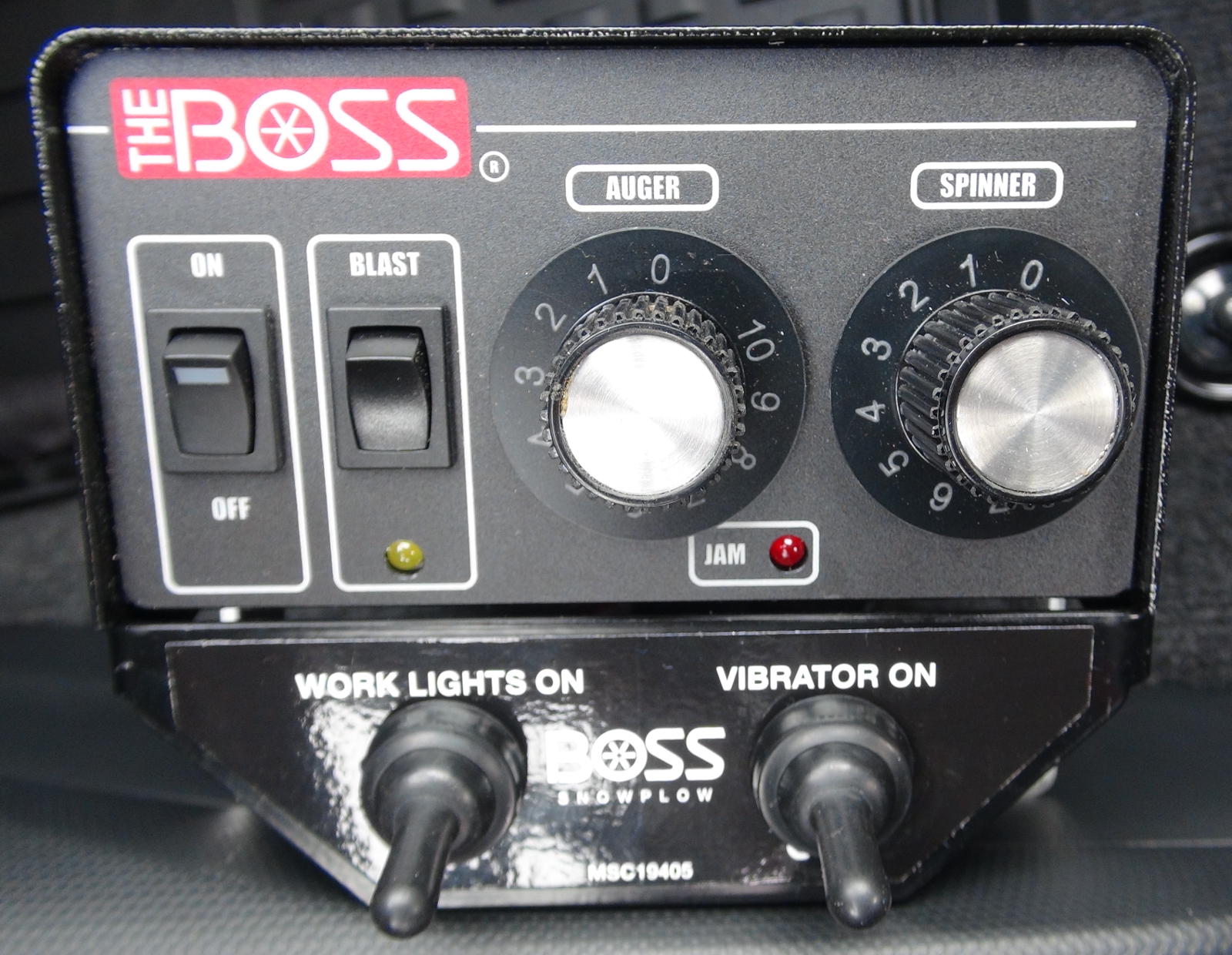Winterdienstausstattung von Der Schneefürst - THE BOSS VBX Aufbaustreuer
