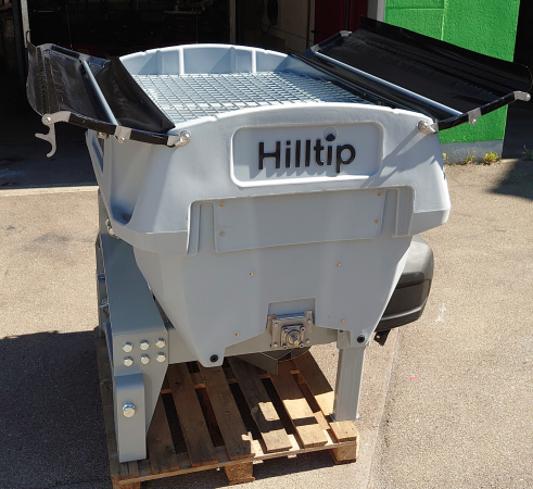 HILLTIP tractor spreader IceStriker 600 TR in Orange with 3 point hitch, pre-wet system and pure brine deployment